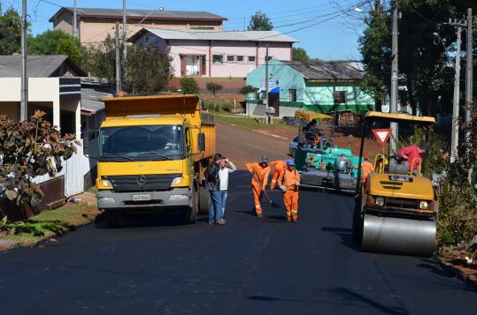 Asfaltamento foi iniciado no sábado no Bairro Nsa. Senhora Aparecida