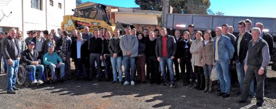 Prefeitura repassou mini carregadeira e plataforma de carregamento para ASMAC