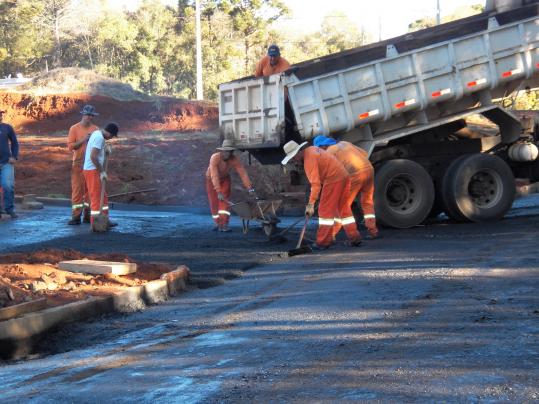 Chopinzinho investe recursos próprios em pavimentação asfáltica