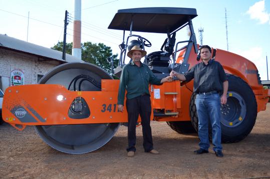 Município adquiriu novo rolo compactador