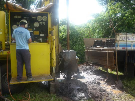 Moradores do Distrito de São Luiz comemoram o sucesso da perfuração de poço artesiano