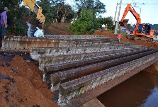 Vigas estão sendo implantadas na ponte do Loteamento Bela Vista
