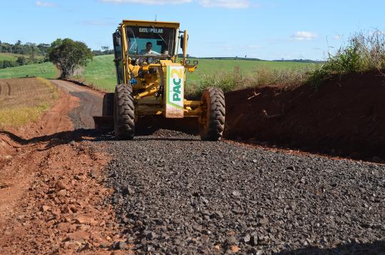 Recuperação de estrada com pedra brita está em execução na comunidade de Linha Alegria