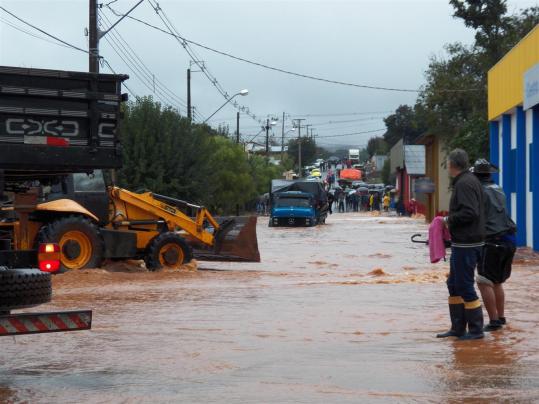 Fortes chuvas deixaram mais de 200 residências alagadas