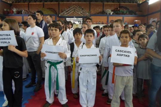 Atletas chopinzinhenses participaram da Copa Paraná de Taekwondo