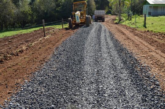 Recuperação de estradas com pedra brita na Comunidade do Capinzal