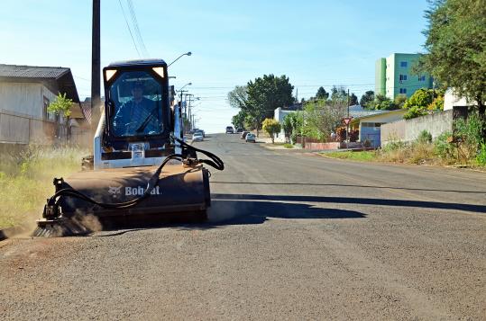 Vassoura mecanizada está promovendo a limpeza nos bairros de Chopinzinho