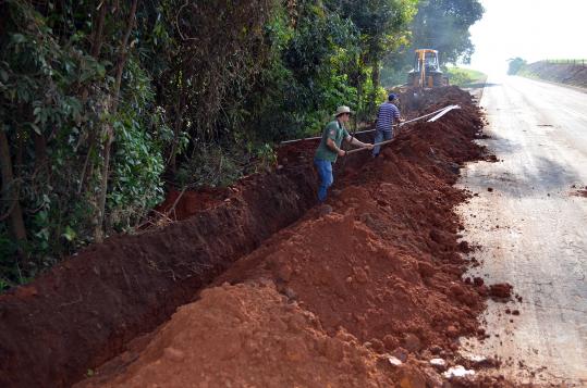 Administração está construindo Rede de Distribuição de Água no Alto Bugrinho