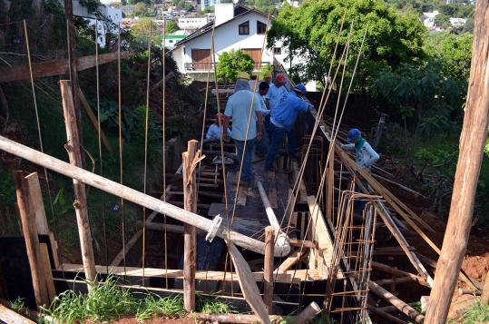 Construção de muros no Paço Municipal está em andamento