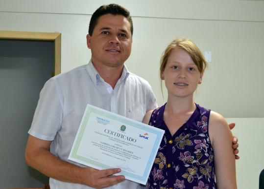 27 pessoas foram certificados nos cursos de operador de caixa e auxiliar de crédito e cobrança