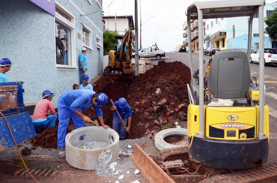Obras de saneamento básico são desenvolvidas no centro e bairros de Chopinzinho