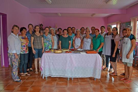 Curso de sobremesas formou 20 mulheres chopinzinhenses