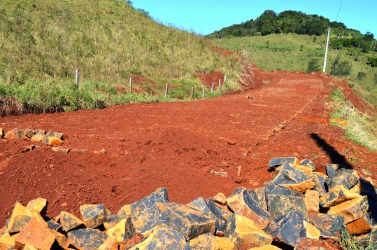 Calçamento entre o Bugre e Bugre Alto deve ser concluído em Julho