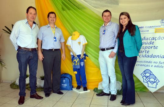 Kits foram repassados aos alunos do projeto AABB Comunidade