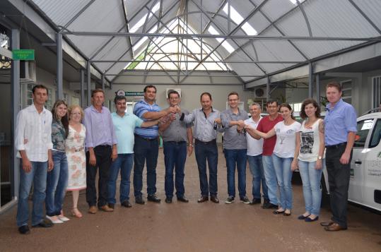 Prefeito Rogério entregou cinco novos veículos