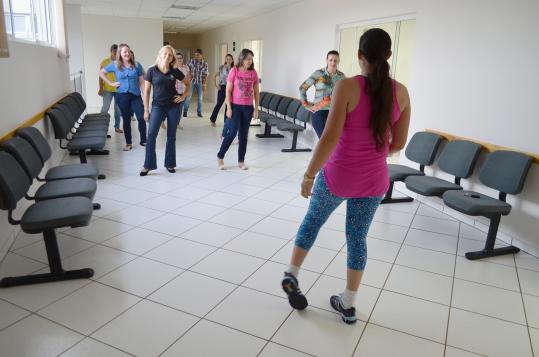 Ginástica Laboral motiva funcionários antes do expediente