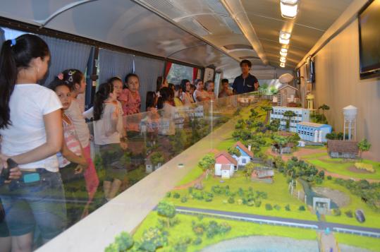 Crianças do Município visitam Ecoexpresso, onde aprendem sobre processos que a água passa