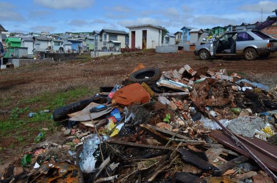 Lixo vem sendo despejado de modo irregular em Cemitério Municipal
