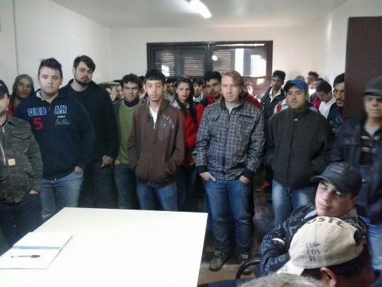 Entrevistas para vagas na Atlas reuniram mais de 100 candidatos na Agência do Trabalhador