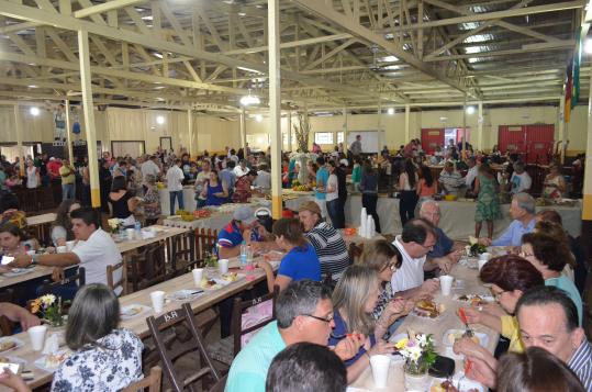 VII Noite Cultural Alemã teve café colonial, apresentações artísticas e baile