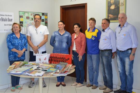 Rotary Chopinzinho doa 112 livros para Biblioteca Pública Municipal
