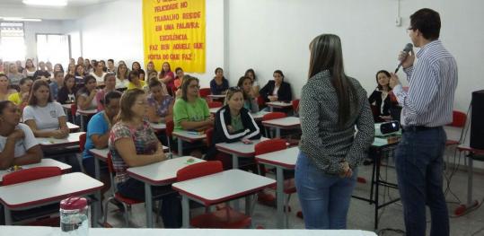 Funcionários dos serviços gerais da Secretaria de Educação retornam ao trabalho com reunião de equipe