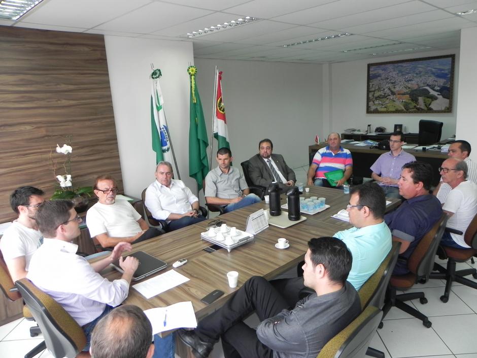 Prefeito Álvaro se reúne com vereadores para discutir reposição salarial dos servidores