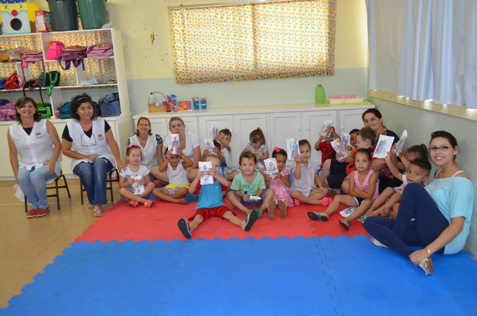 Secretaria de Saúde entrega 80 kits de escovação para CMEI Criança Esperança