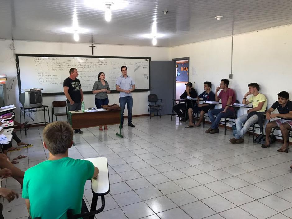 Prefeito Álvaro inicia visita a todas as instituições de ensino da Rede Municipal; primeiro encontro aconteceu na Casa Familiar Rural