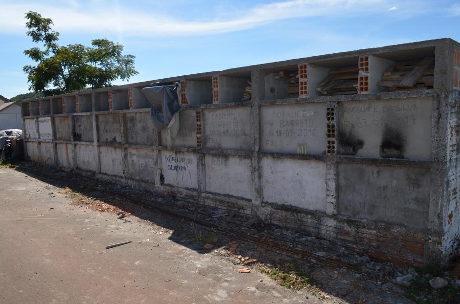 Prefeitura faz novas gavetas e reformas no Cemitério Municipal