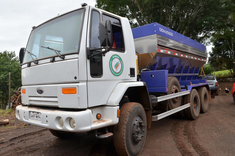 Caminhão cedido para ASMAC já está em uso pelos avicultores do Município