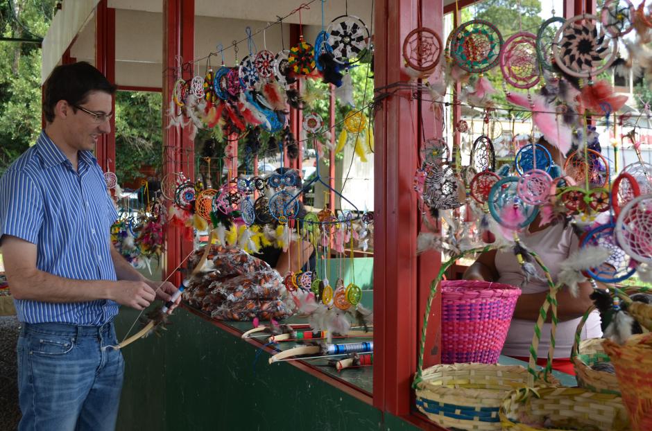 Feira da Cultura Indígena expõe artesanatos