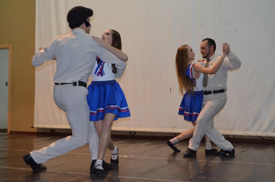 Apresentação de Danças leva público Chopinzinhense ao teatro