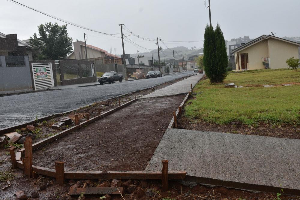 Obras de pavimentação e calçadas se estendem por bairros do Município