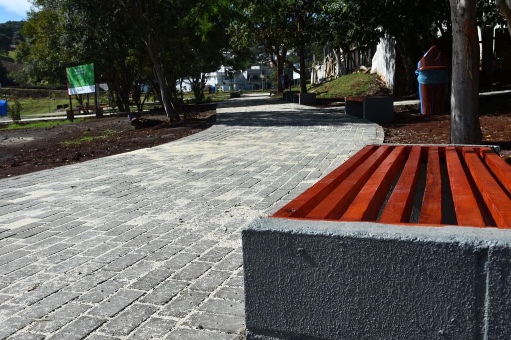Parque do Lago recebe bancos, lixeiras e pista de passeio