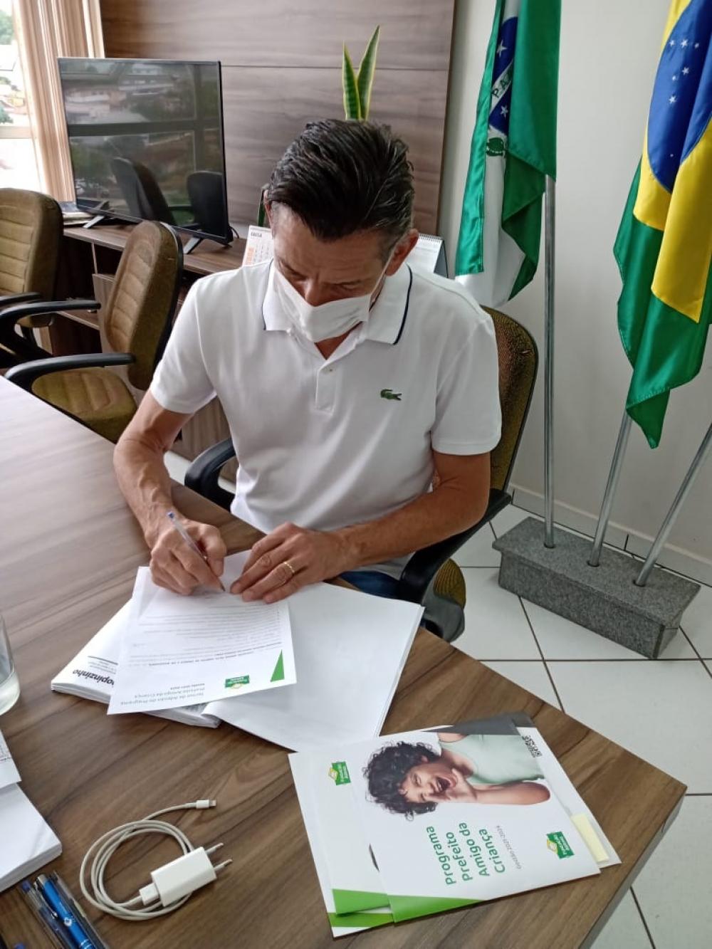 Prefeito Neco adere ao Programa Prefeito Amigo da Criança