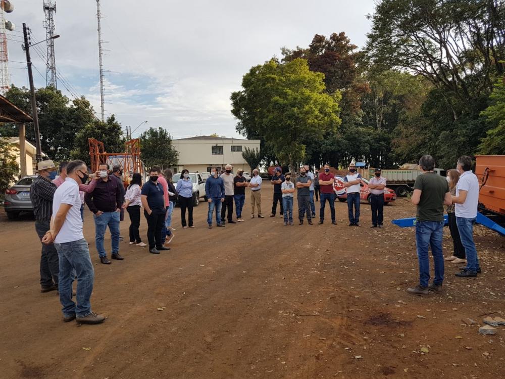 Administração Municipal entrega equipamentos para seis associações de produtores