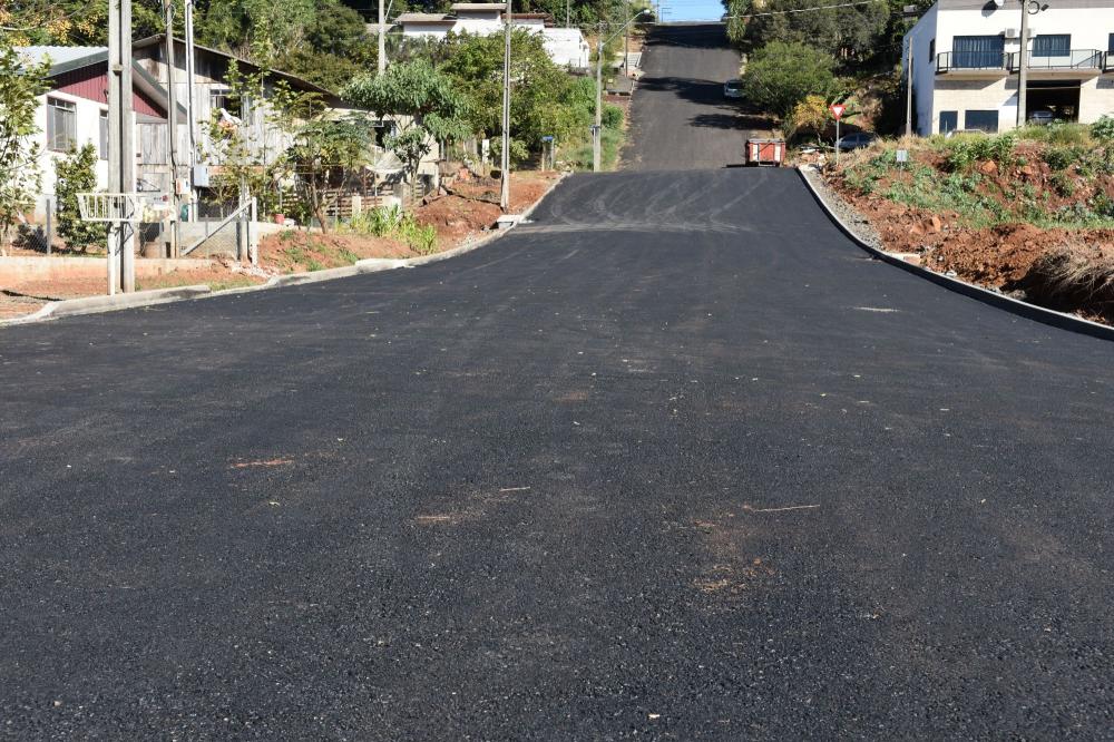 Município finaliza pavimentação de mais três ruas com recursos próprios