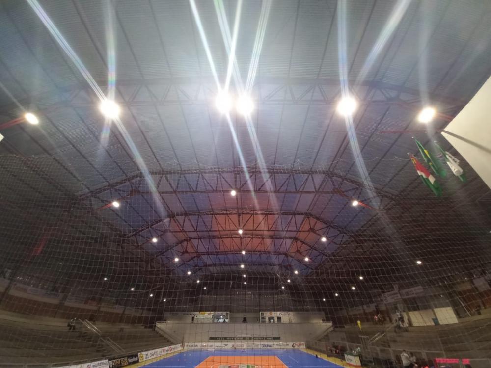 CENTRO ESPORTIVO MUNICIPAL RECEBE NOVA ILUMINAÇÃO