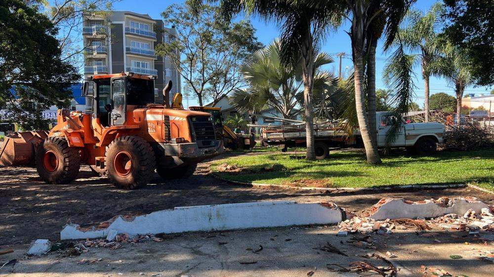 OBRAS DE REVITALIZAÇÃO DA PRAÇA DO BAIRRO CRISTO REI SÃO INICIADAS