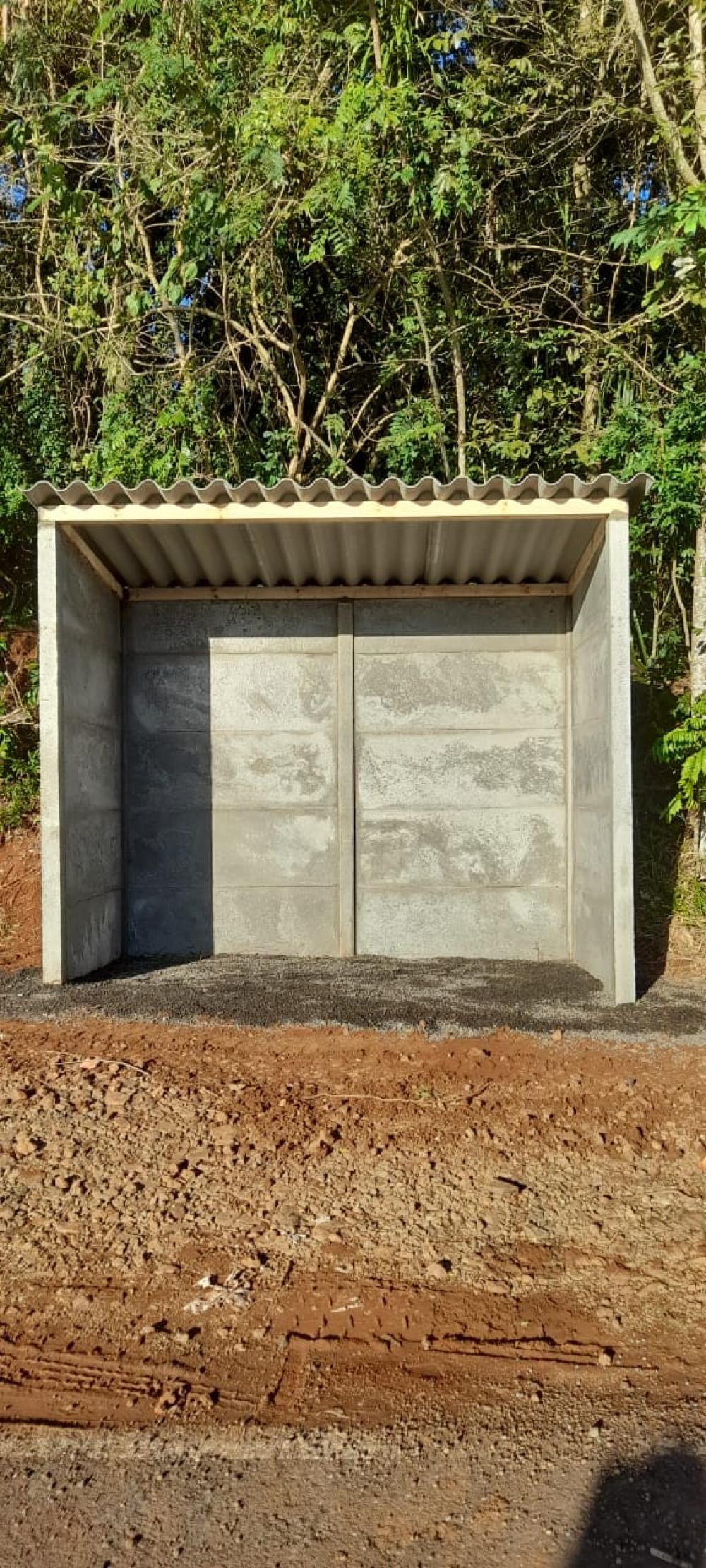 33 PONTOS DE ÔNIBUS ESTÃO SENDO CONSTRUÍDOS NO INTERIOR DE CHOPINZINHO