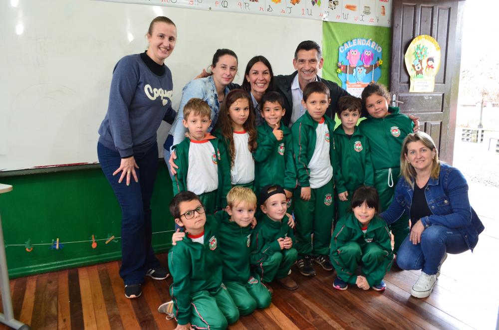 ADMINISTRAÇÃO MUNICIPAL CONCLUI ENTREGA DE UNIFORMES ESCOLARES