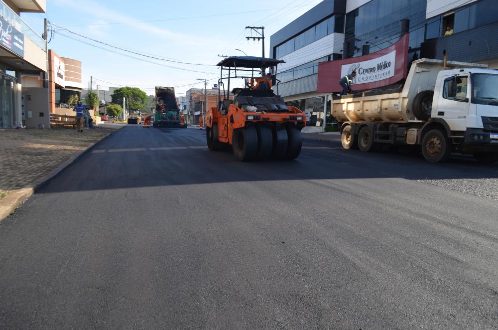 MUNICÍPIO DE CHOPINZINHO SEGUE COM MAIS UMA ETAPA DE RECAPEAMENTO ASFÁLTICO