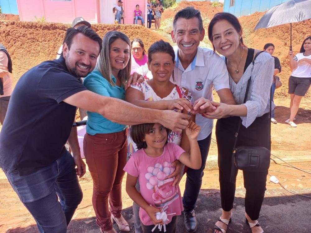 49 FAMÍLIAS RECEBERAM AS CHAVES DA CASA PRÓPRIA NESTA QUINTA-FEIRA