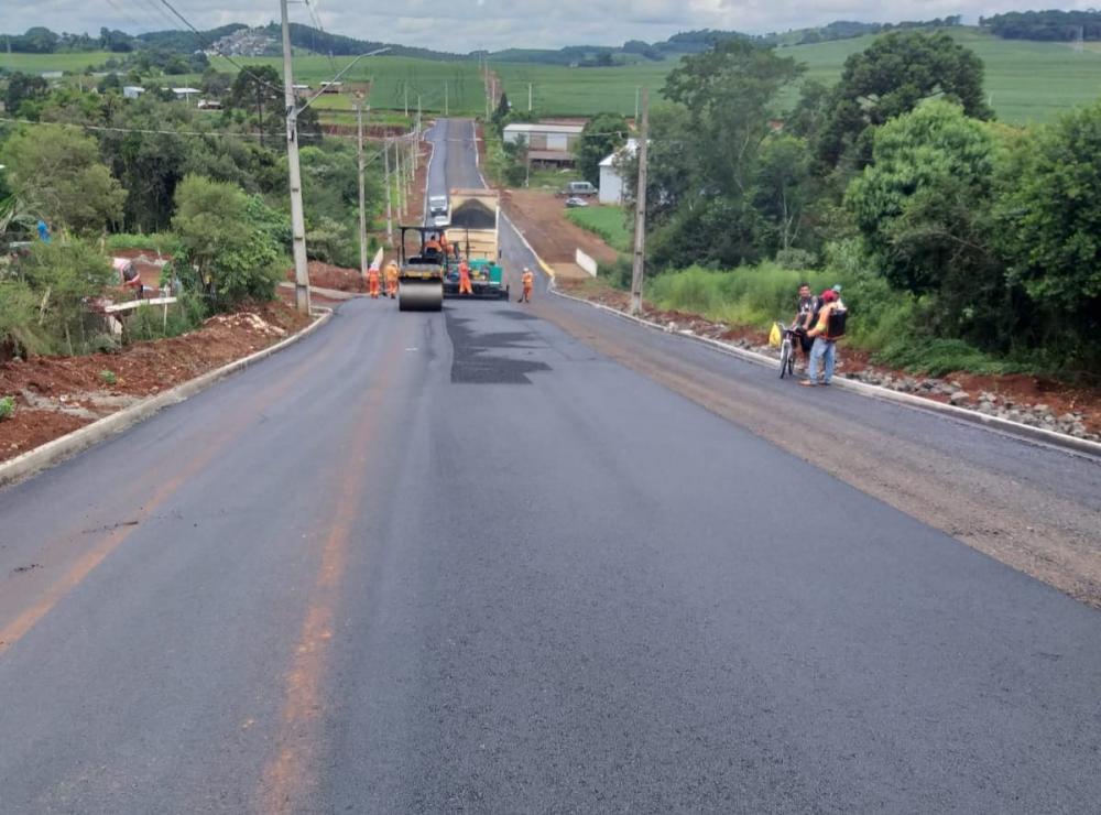 RUA JOAQUIM FÁVERO RECEBE PAVIMENTAÇÃO ASFÁSTICA