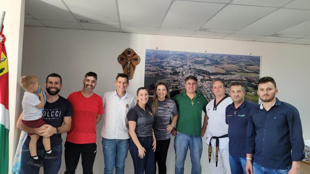 ENTIDADES ESPORTIVAS ASSINAM TERMOS DE FOMENTO JUNTO À PREFEITURA MUNICIPAL