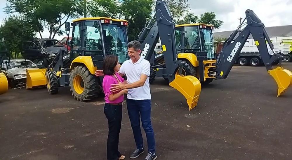 CHOPINZINHO RECEBE DUAS RETROESCAVADEIRAS VIABILIZADAS POR EMENDAS PARLAMENTARES