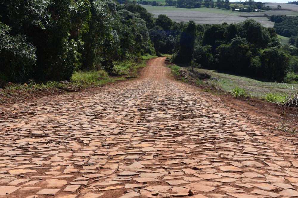 OBRA DE CALÇAMENTO É CONCLUÍDA NO INTERIOR DO MUNICÍPIO