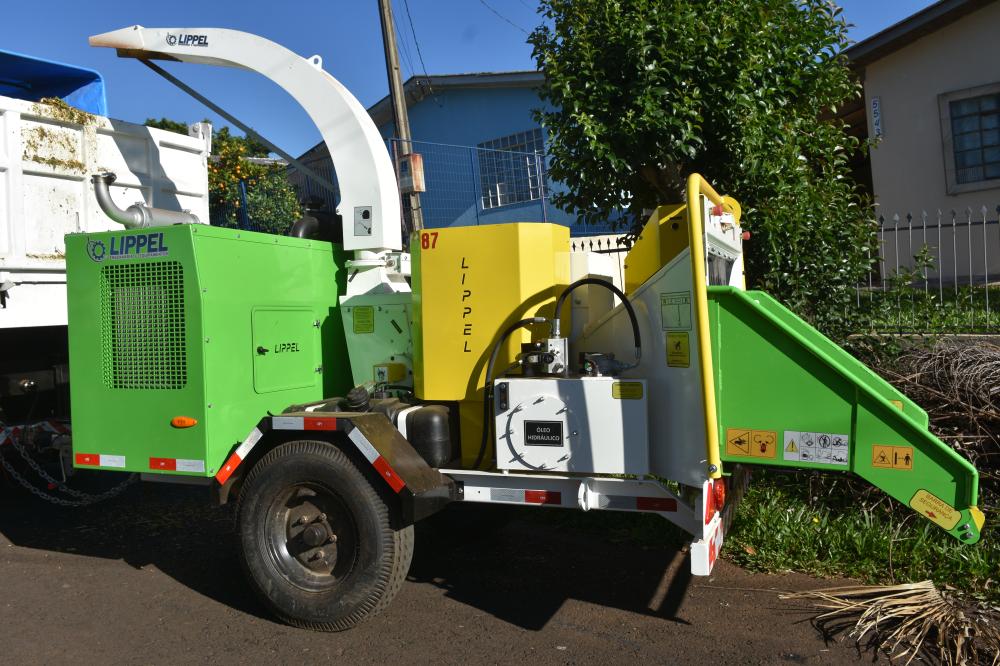 ADMINISTRAÇÃO MUNICIPAL FAZ AQUISIÇÃO DE TRITURADOR DE GALHOS