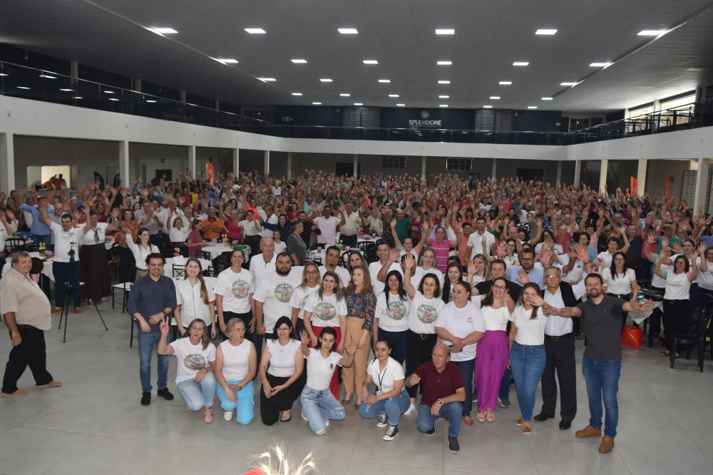 EVENTO EM COMEMORAÇÃO AO DIA DO IDOSO REÚNE APROXIMADAMENTE 800 PESSOAS